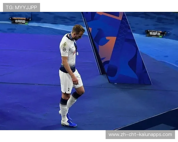 凯恩背身做球让热刺完成完美转移